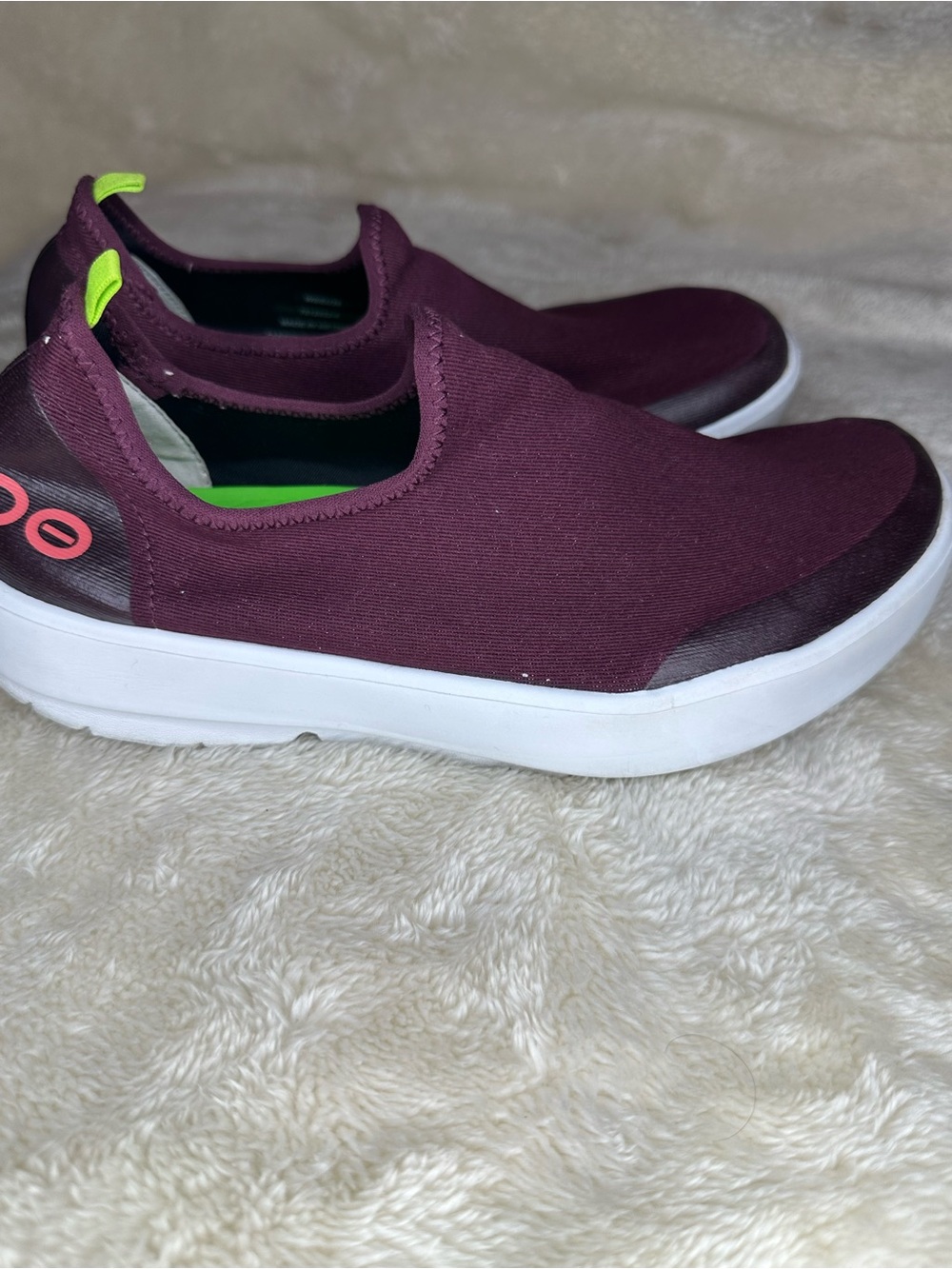 OOFOS OOmg eeZee Low Recovery Slip-On Shoes Burgundy Women’s Size 8